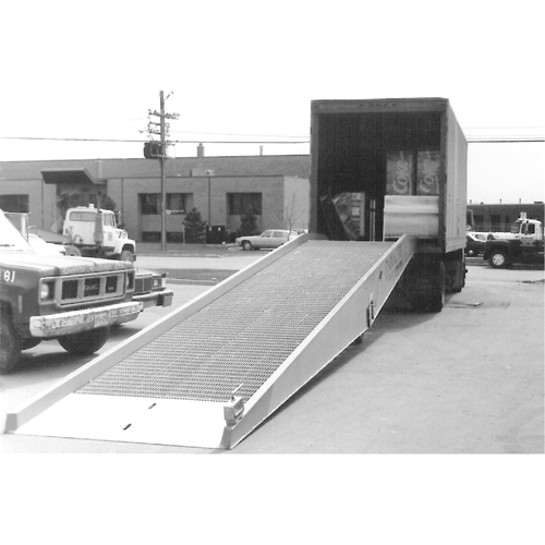 Rampe de chargement mobile, 16 000 lb Capacit&eacute;, 84" la x 30' lo Northern Industrial Supply Inc.