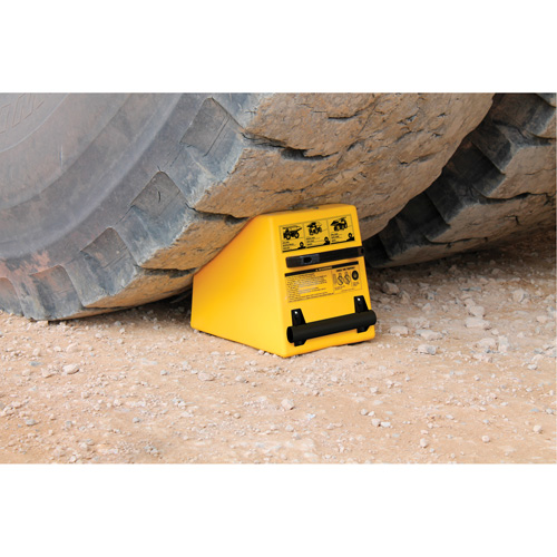 Cale de roue ultra-robuste pour l'exploitation mini&egrave;re Checkers Safety, PEHD, Jaune, 14-1/2" la x 17-1/2" p x 16" h Northern Industrial Supply Inc.