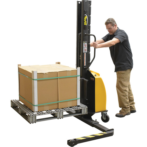 Gerbeur motoris&eacute; avec m&acirc;t &eacute;troit, Fonctionnement &eacute;lectrique, Capacit&eacute; 1000 lb, Lev&eacute;e max 63" Northern Industrial Supply Inc.