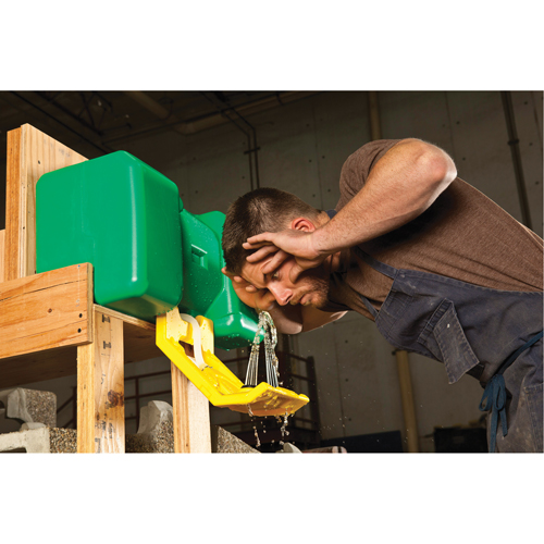 Poste de douche oculaire, Aliment&eacute; par gravit&eacute;, Capacit&eacute; 9 gal., Conformit&eacute; ANSI Z358.1 Northern Industrial Supply Inc.