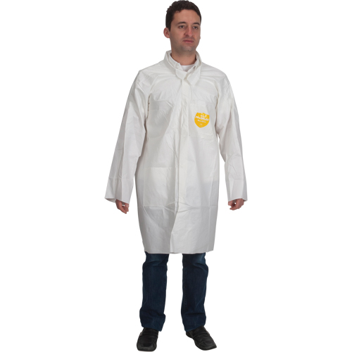 Sarrau de laboratoire ProShield 60, Microporeux/Polypropyl&egrave;ne, Blanc, Moyen Northern Industrial Supply Inc.