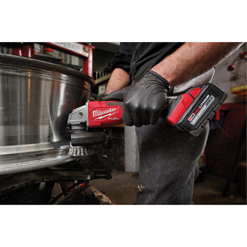 Meuleuse &agrave; frein &agrave; vitesse variable avec interrupteur &agrave; glissi&egrave;re verrouillable M18 Fuel, 18 V, Mandrin 5"/4-1/2", Lithium-ion Northern Industrial Supply Inc.