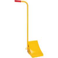 Cale de roue pour la glace avec poign&eacute;e ergonomique, Acier, Jaune, 8-1/16" la x 10-5/8" p x 8-13/16" h Northern Industrial Supply Inc.