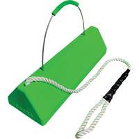 Cale de roue pour avion Checkers Safety SafeRay avec poign&eacute;e &agrave; c&acirc;ble avec cordage en boucle, Ur&eacute;thane, Vert fluorescent, 24" la x 8" p x 6" h Northern Industrial Supply Inc.