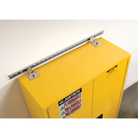 Attache de retenue contre les s&eacute;ismes pour armoire Sure-Grip Ex pour produits inflammables Northern Industrial Supply Inc.
