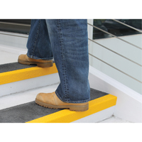 Rebords de marches antid&eacute;rapants Safestep, 13,5" la x 32" lo, Noir & jaune Northern Industrial Supply Inc.
