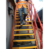 Rebords de marches antid&eacute;rapants Safestep, 13,5" la x 32" lo, Noir & jaune Northern Industrial Supply Inc.