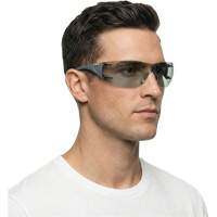 Lunettes de s&eacute;curit&eacute; Adapt Lite, Lentille Int&eacute;rieur/ext&eacute;rieur, Antibu&eacute;e/Anti-&eacute;gratignures, ANSI Z87+/R&eacute;pond ou surpasse la norme CSA Z94.3 Northern Industrial Supply Inc.