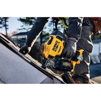 Ensemble de cloueuse 15° sans fil pour bobine de toiture, 20 V, Lithium-ion Northern Industrial Supply Inc.